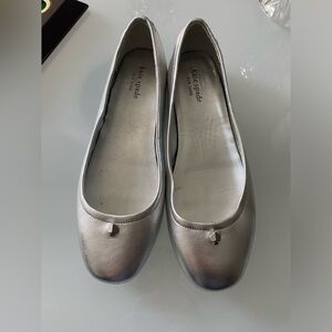KATE SPADE WOMEN'S KORA LEATHER FLATS IN Metallic Silver| Size: 8 M
